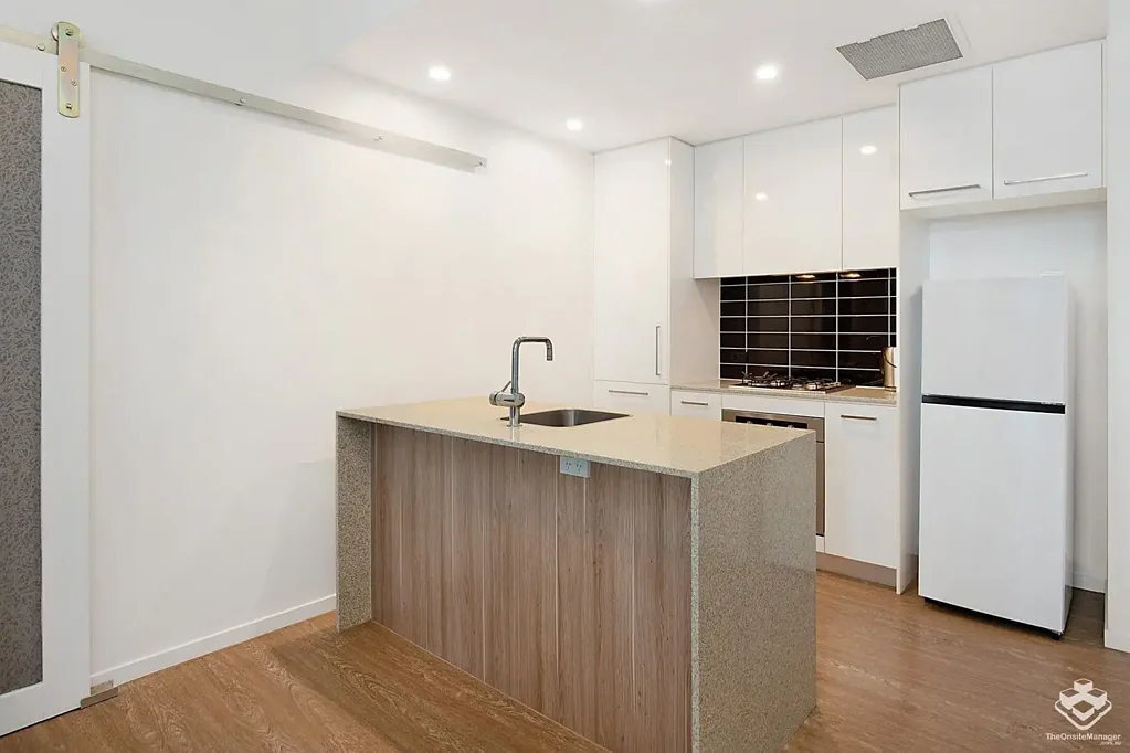 MILTON - HIGH FLOOR FURNISHED 1 BEDROOM 1 BATHROOM APARTMENT - JUST 2KM FROM THE CBD
