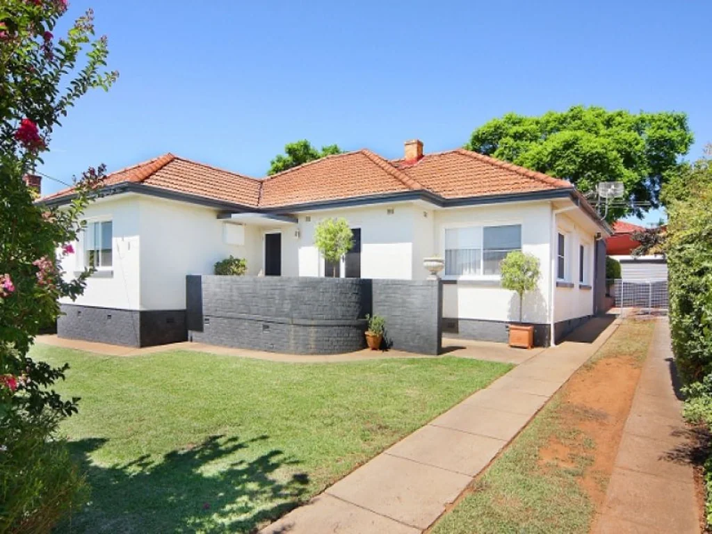 ***CENTRAL WEST TAMWORTH - Large Family Home
