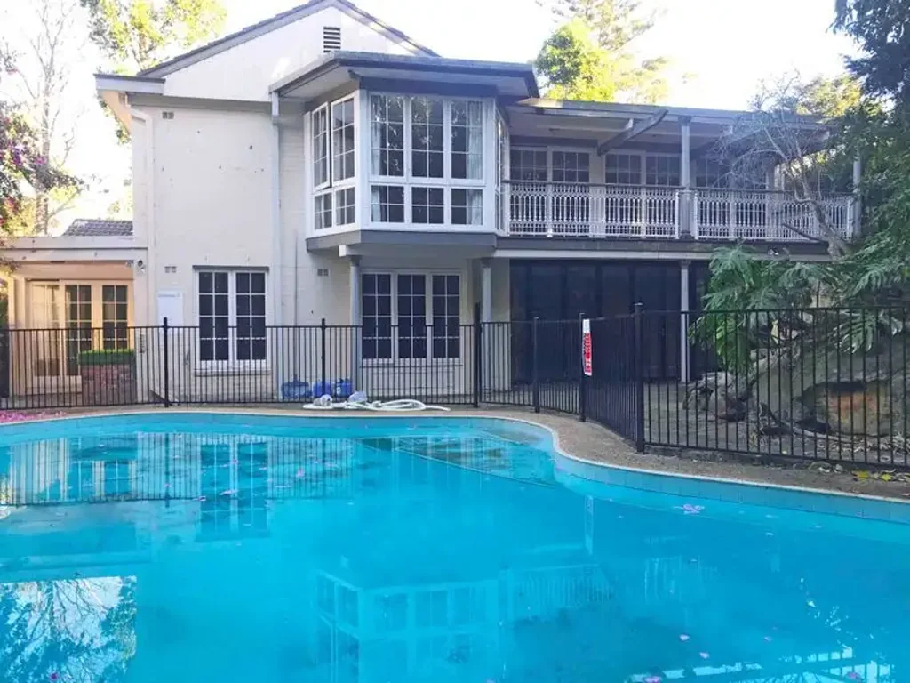 Large Family Home, Steps to Gordon Station & Shops!