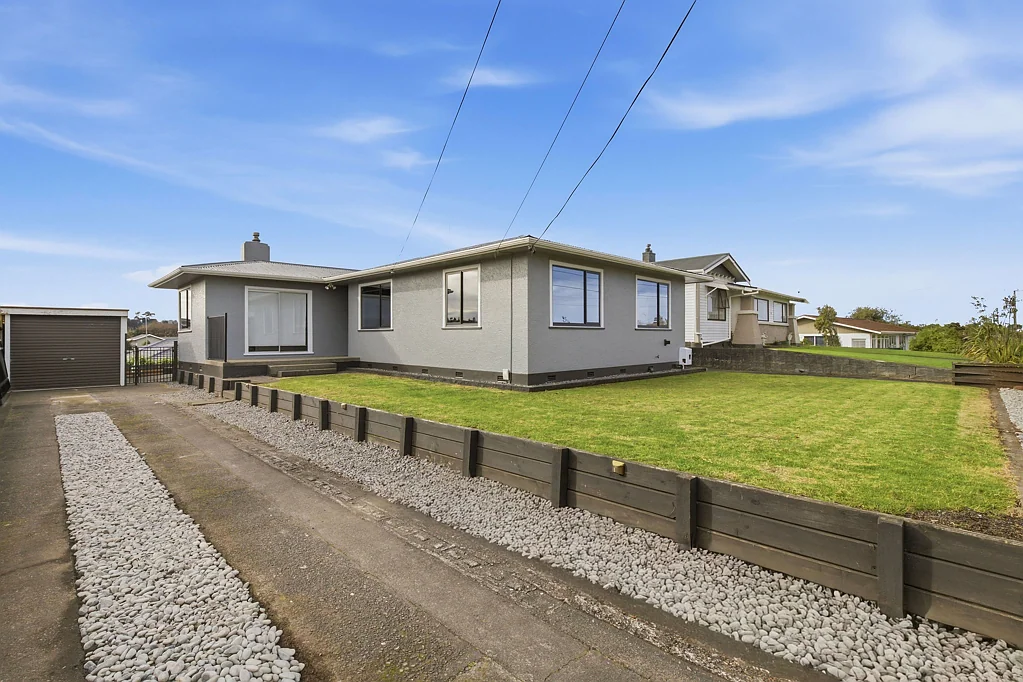 Springvale 3Moenga Modernised, move-in ready and priced to sell!