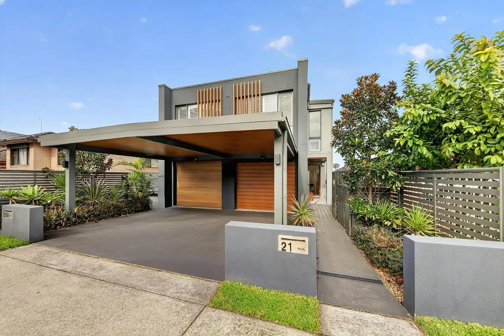 Matraville 3房 宽敞主卧套间 石制台面厨房 开放式起居区 遮盖户外娱乐 高天花板空调 安全对讲机 车库停车位 步行公园商圈 Modern Living with Seamless Indoor-Outdoor Flow