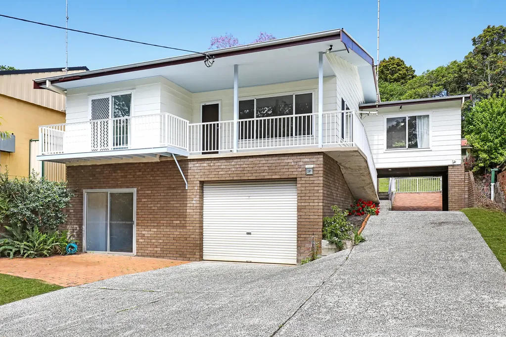 Mount Kembla 5房 Mt. Kembla宁静村庄 朝北景观 双生活空间 现代主浴 大型车库 短步即达酒店 学校公园近便 Village Setting, Elevated Position