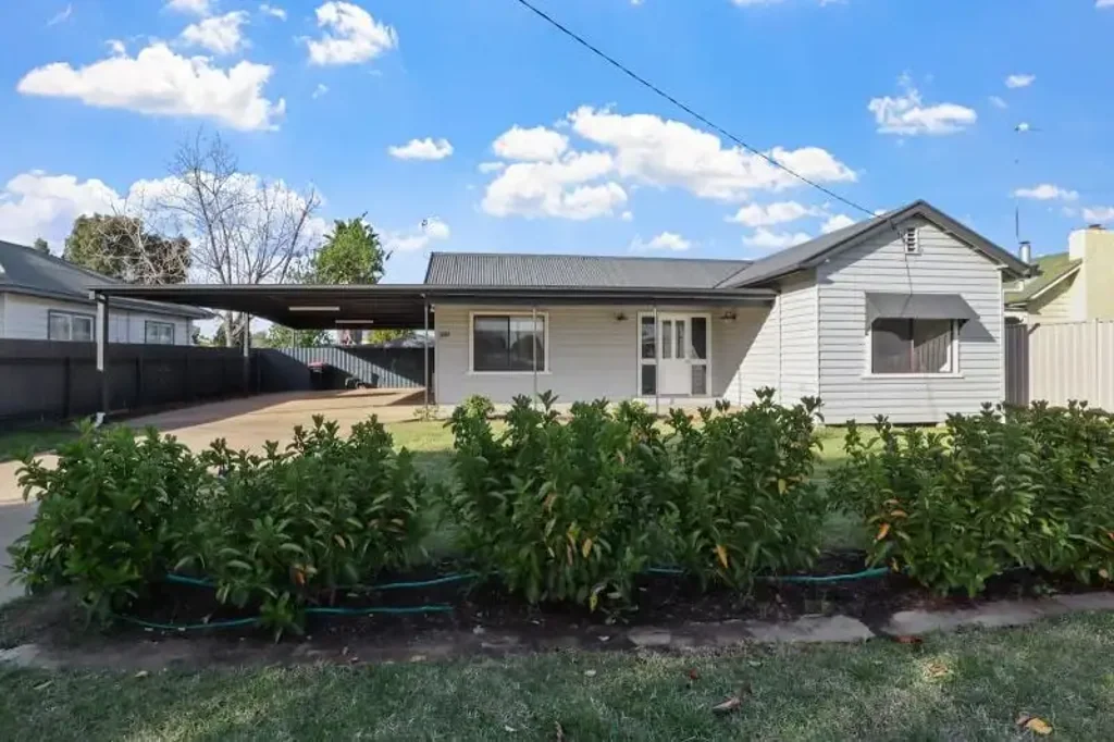 Deniliquin 4房  Newly Renovated 4 Bedroom & Move-In Ready in Prime Location