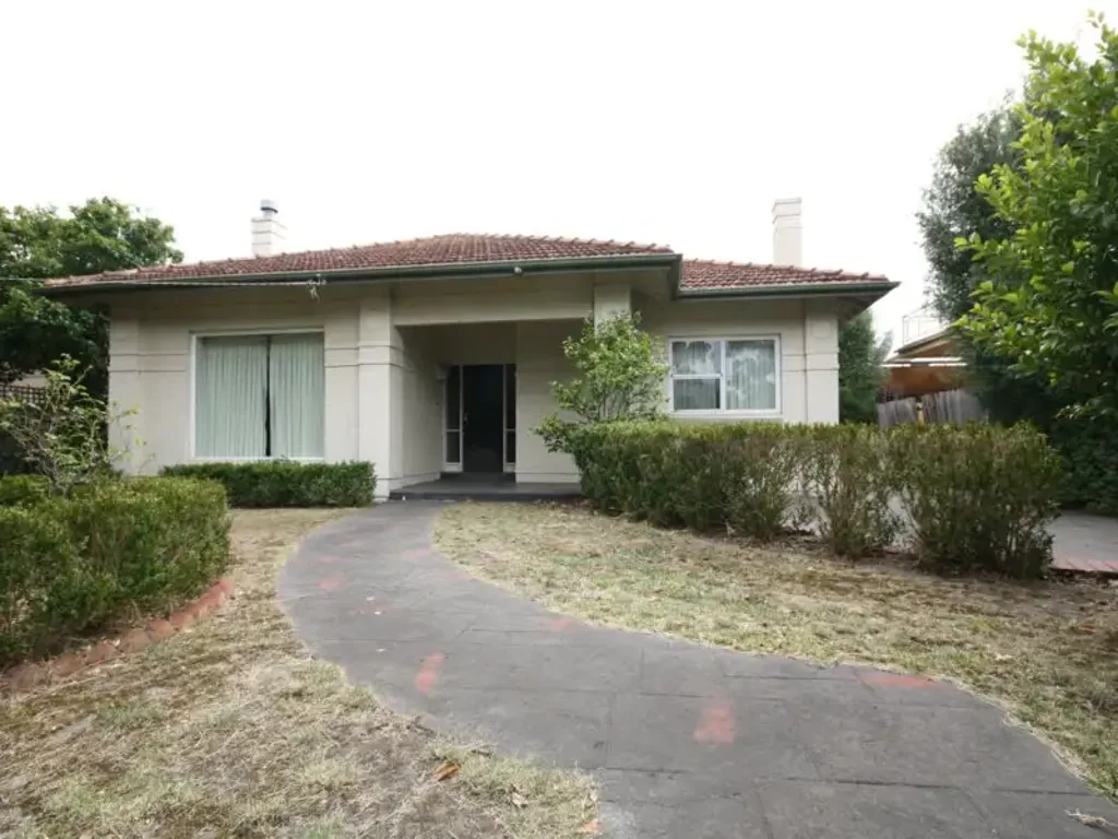 WALKING DISTANCE TO CHADSTONE SHOPPING CENTRE