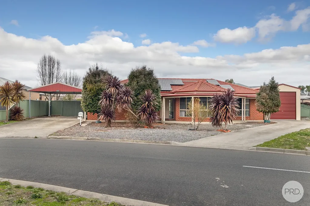 THREE BEDROOM HOME WITH DOUBLE CARPORT & SINGLE GARAGE