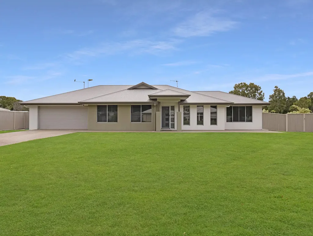 Craignish 4 Bedroom 1/2 Acre Block - 1km to Beach - Huge shed!