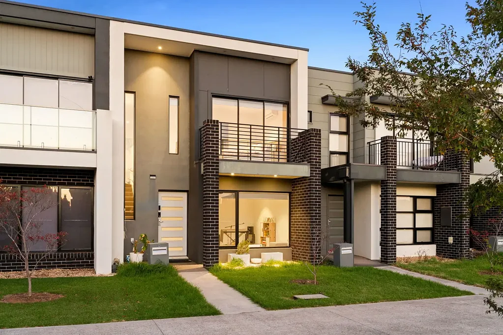 Werribee 3房 公园面朝位置 现代设计 三卧带主套 双车位车库 低维护生活 Park-Facing Family Living with Space, Style & Comfort