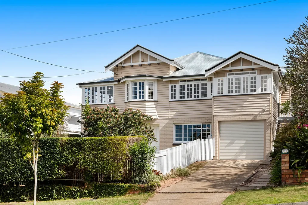 Greenslopes 4ਬੈੱਡਰੂਮ UNDER CONTRACT - Soul, substance & space for every stage – Exquisite Qlder in Cavendish Rd catchment
