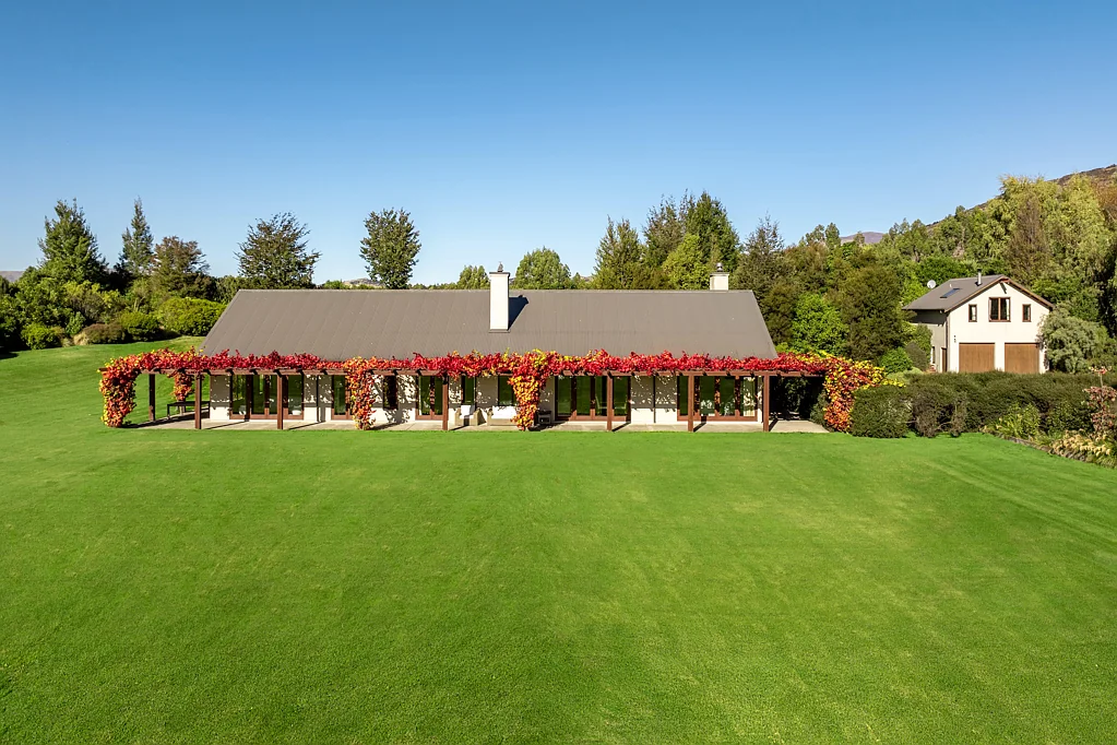 Wanaka 6部屋 A Substantial Country Home that will Impress