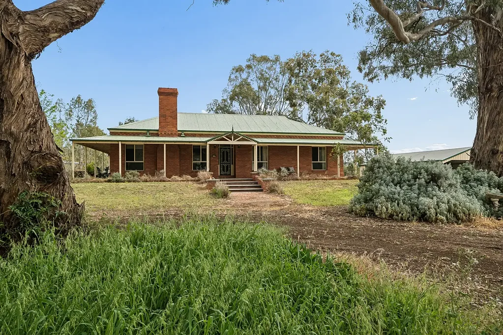 Yarroweyah 5Kwarto Exceptional Country Lifestyle on 20.6 Acres (8.34Ha)
