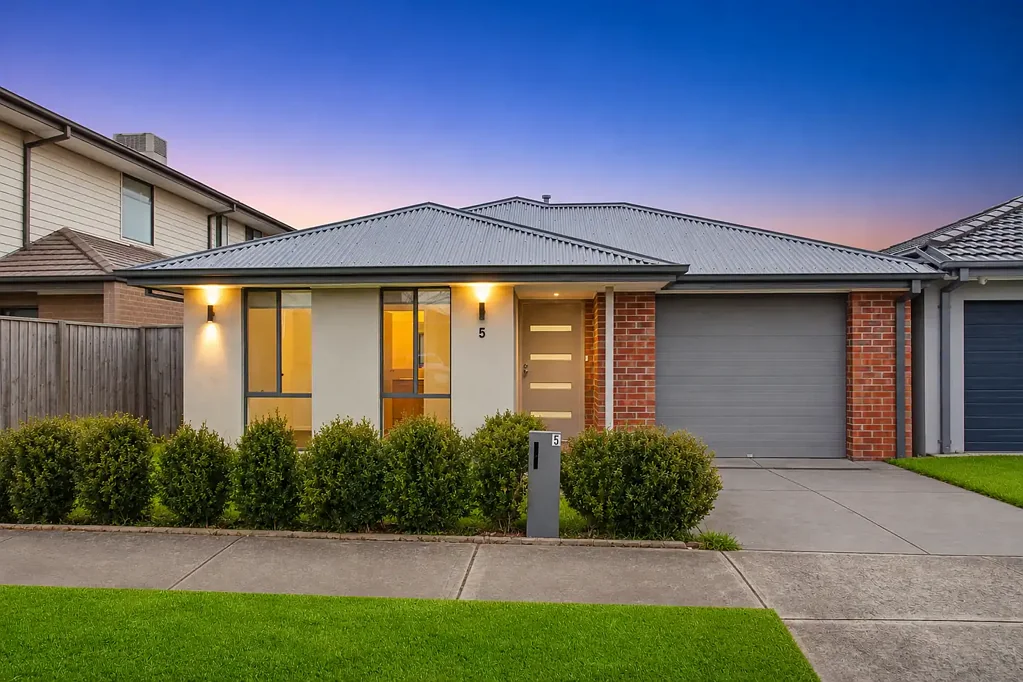Mickleham 4 Bedroom Short walk to Kolbe Catholic College - Mickleham Campus