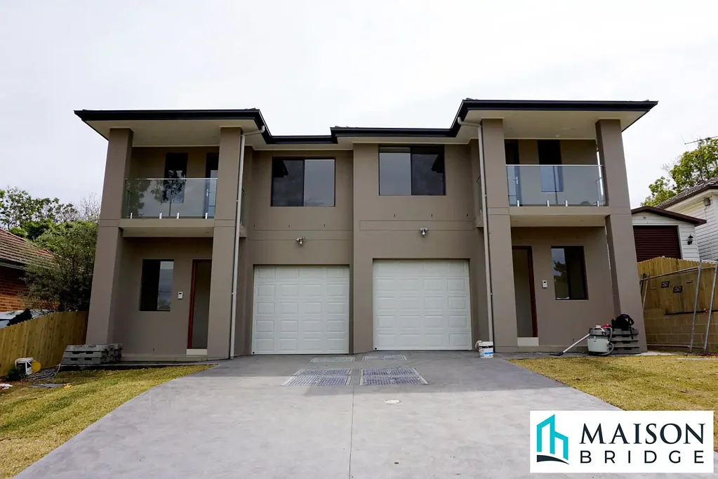 Modern Duplex Located In A Quiet Street of Dundas Valley.