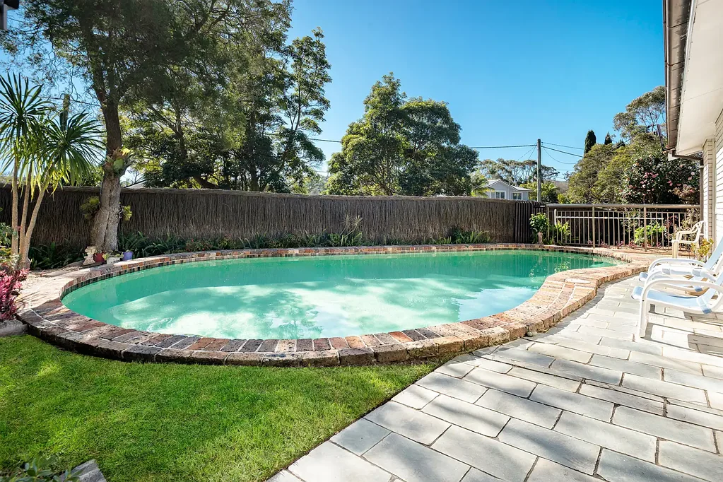 Belrose 4બેડરૂમ Sun-filled single level family home
