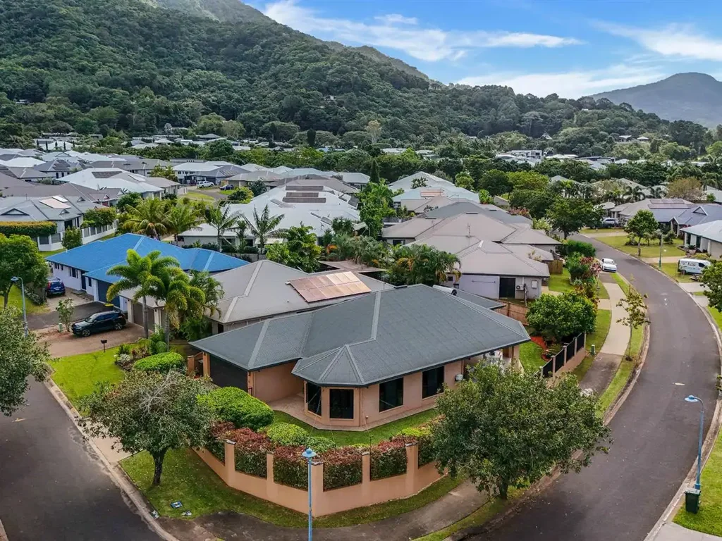 Redlynch 4房  Custom-Built Family Home - Elevated Corner Position in Prestigious Springbrook Estate