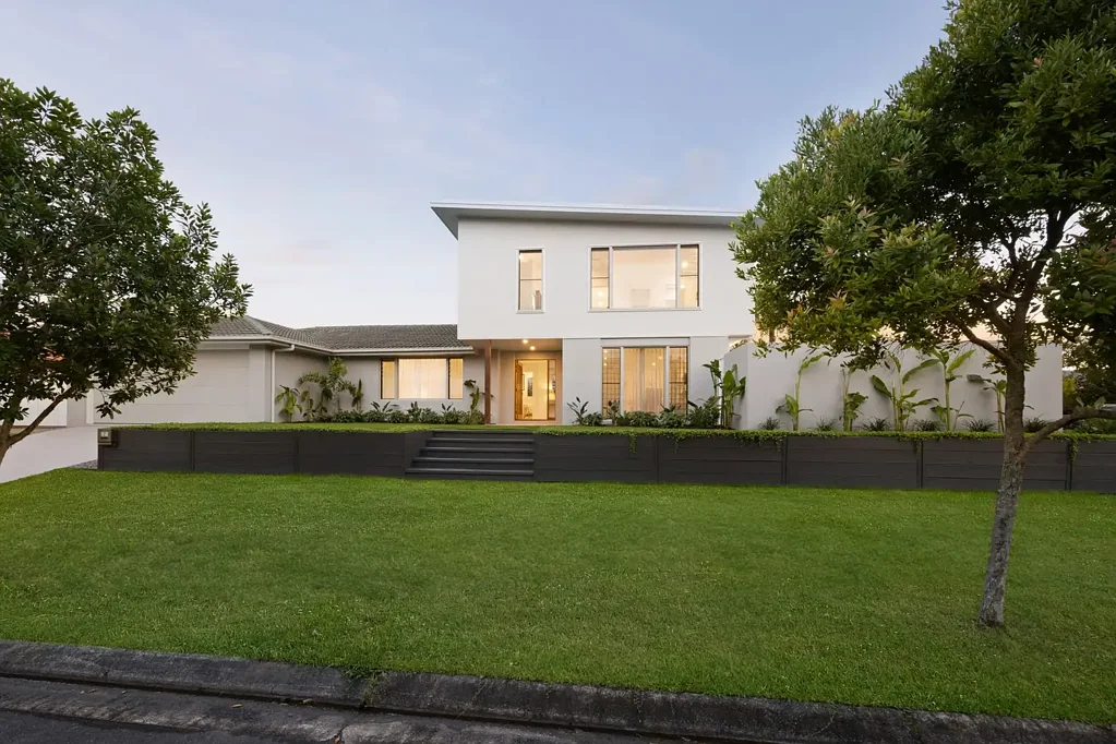 Mooloolaba 6ਬੈੱਡਰੂਮ North-Facing Corner Block with Designer Dual Living