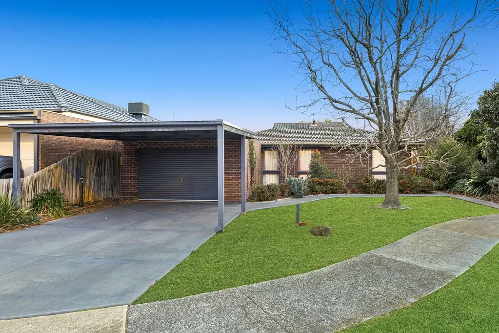 Keysborough 3침실 The Brief:
Close to Parkmore Shopping Centre schools parks and transport