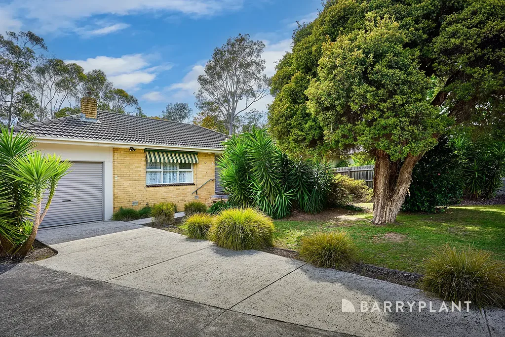 Mooroolbark 3房 家庭友好设计 宽敞客厅 无缝连接厨房 覆盖娱乐平台 低维护生活 便捷社区配套 Low-maintenance home with secure parking and outdoor entertaining.