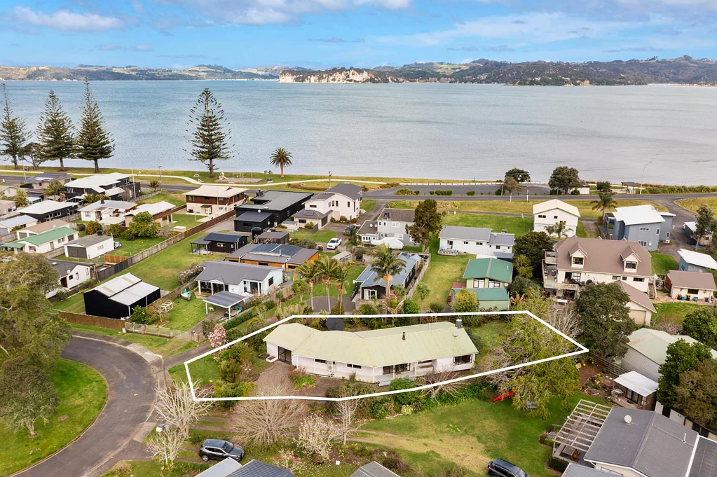 Whitianga 3 Slaapkamer A rare combination of space and coastal position