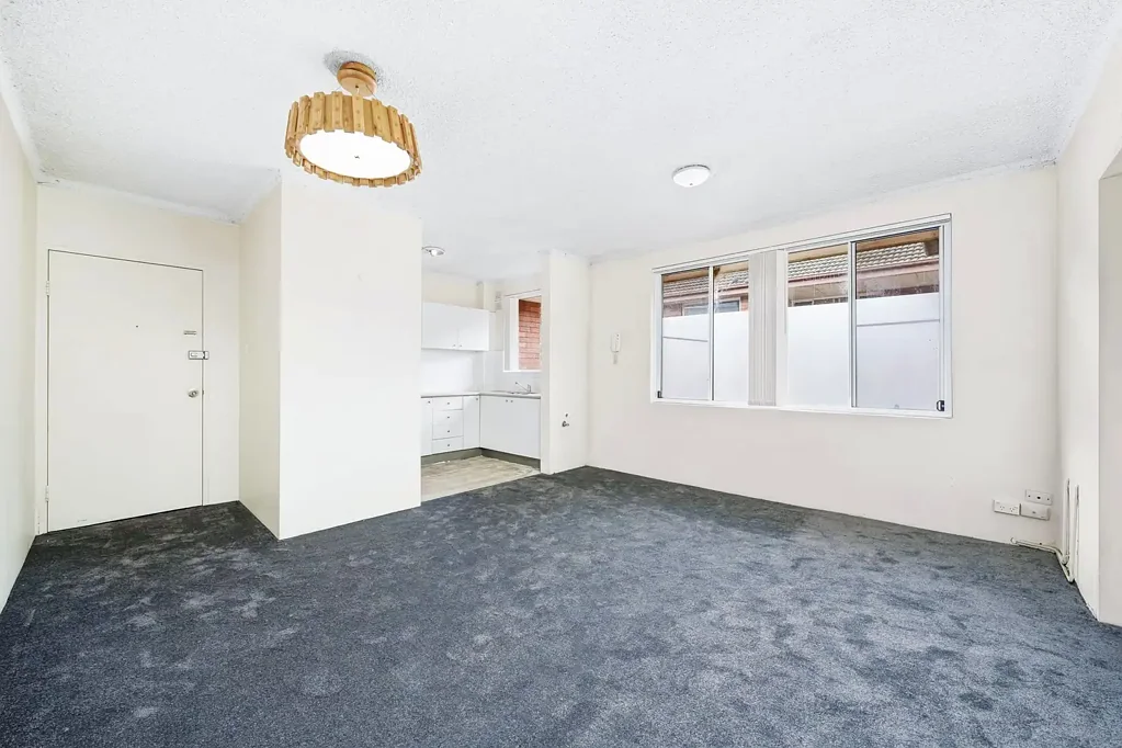 Sunny top floor in super location