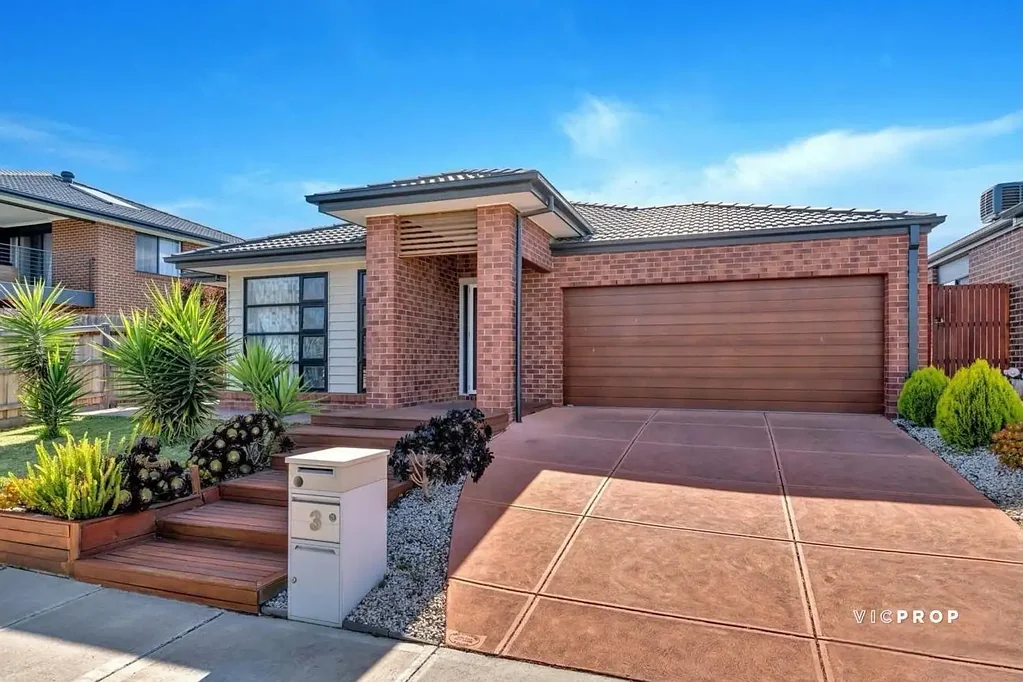 Chic and Spacious Family Home in Featherbrook