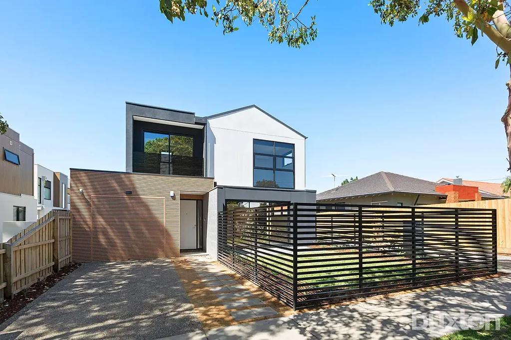 LIGHT & BRIGHT - 2 BED TOWNHOUSE