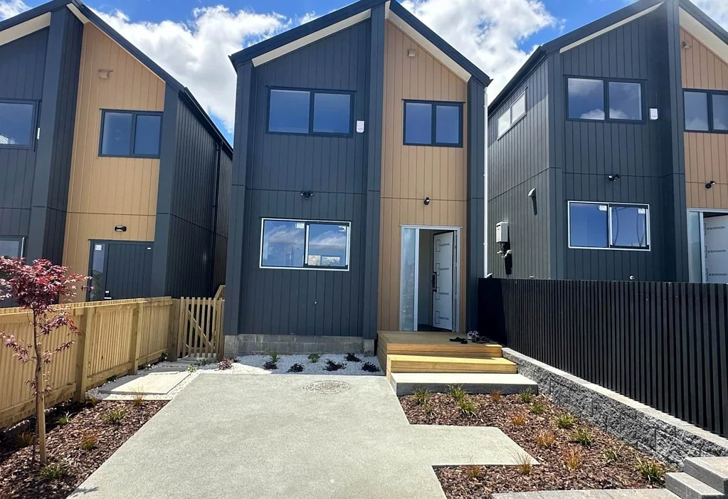 NEAR NEW- 3 bedrooms house in Pukekohe!