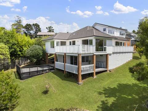 Browns Bay 4 Bedroom Modern convenience and family spaces