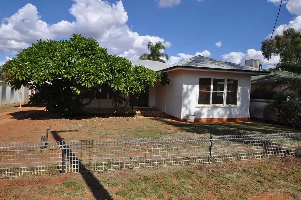Cobar 2Kwarto Charming  Home in Cobar - Perfect for First-Time Buyers /Investors / Renovators