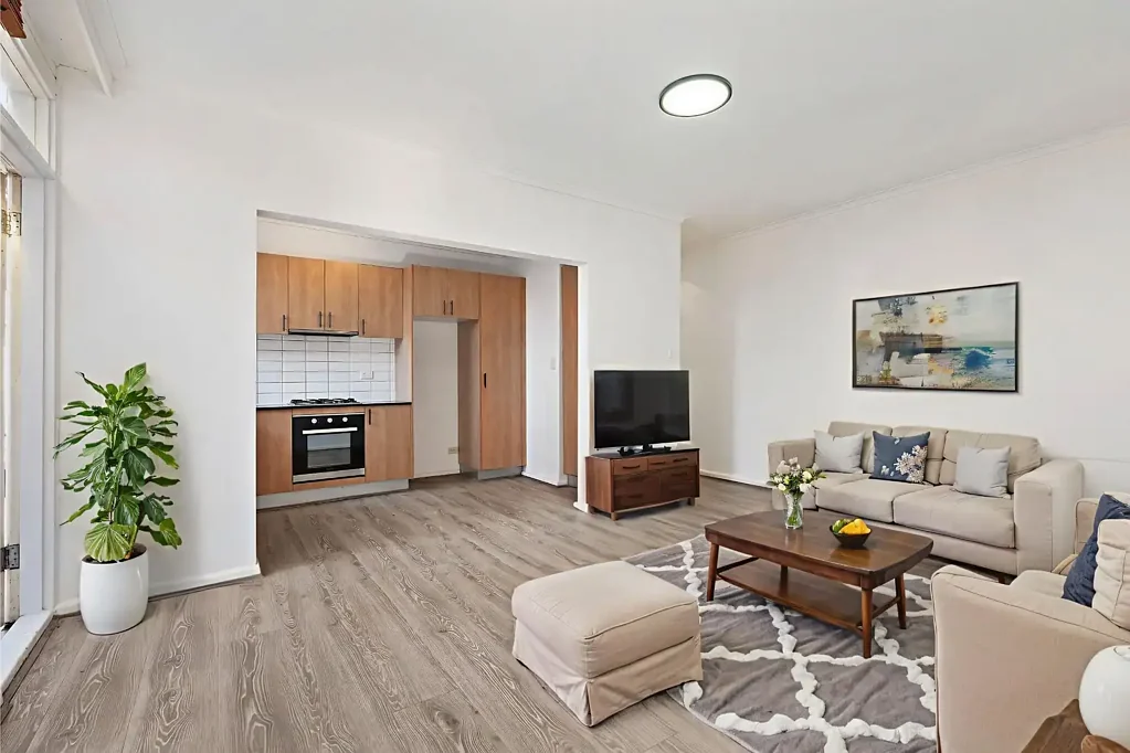 St Kilda East 2房 St Kilda East中心 顶层公寓超70sqm 阳光起居 阳台娱乐 两卧明亮 主卧带阳台 新浴室 多样设施 地理优越 设施齐全 Stylish Top-Floor Apartment Over 70sqm with Sunlit Balcony & Approx. 6.5% Yield