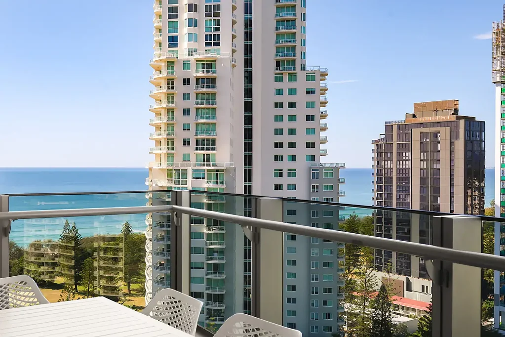 Broadbeach 2房  Much Loved 'Signature' Apartment Must Be Sold