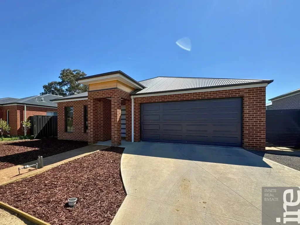 Modern Family Living in Sought-After Warby Views Estate!