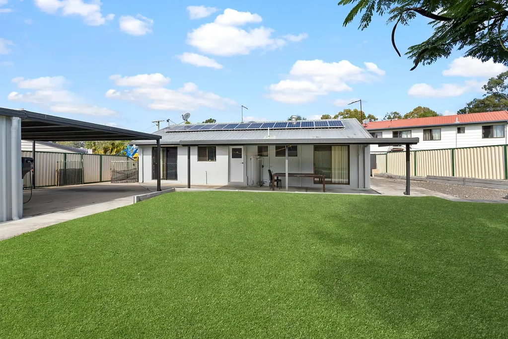 Deception Bay 3房 Deception Bay宽地716m² 四车位停车 家庭实用布局 户外空间充裕 未来潜力无限 篝火区聚会佳 选校购物便捷 AVALIBLE TO VIEW 27TH OF JUNE!