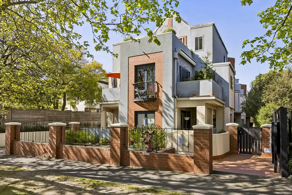 A sun-filled classic between St Kilda Botanical Gardens and the Brighton Road tram.