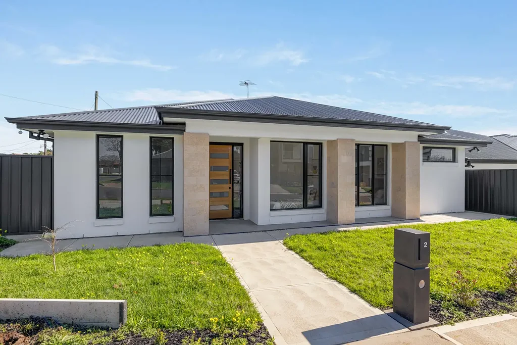 Gilles Plains 4બેડરૂમ Brand New Modern Living Corner Torrens Title House in Prime Gilles Plains Location