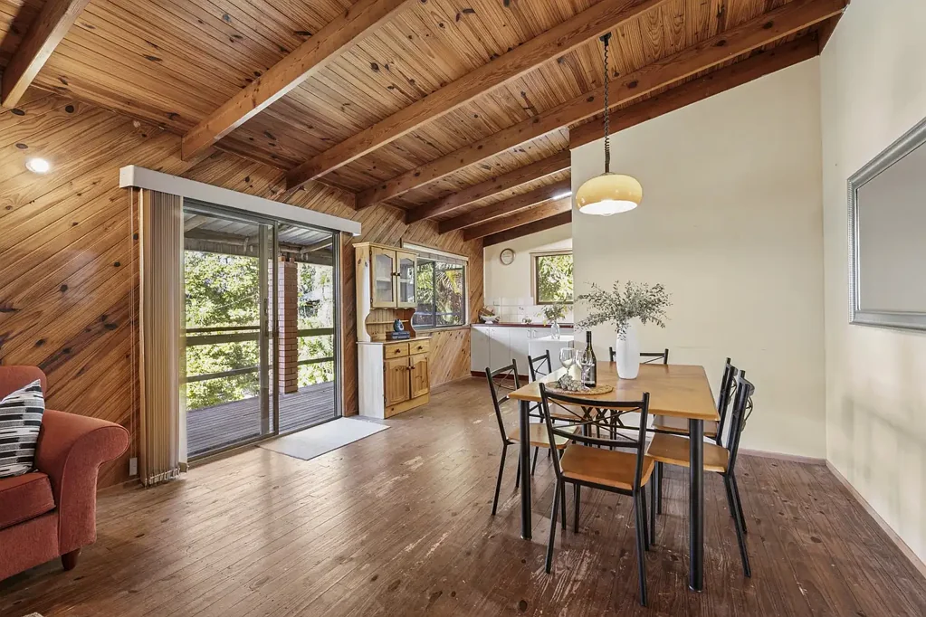 Mount Coolum 3房  Major Renovator: Solid Brick, High Ceilings & Extension Potential