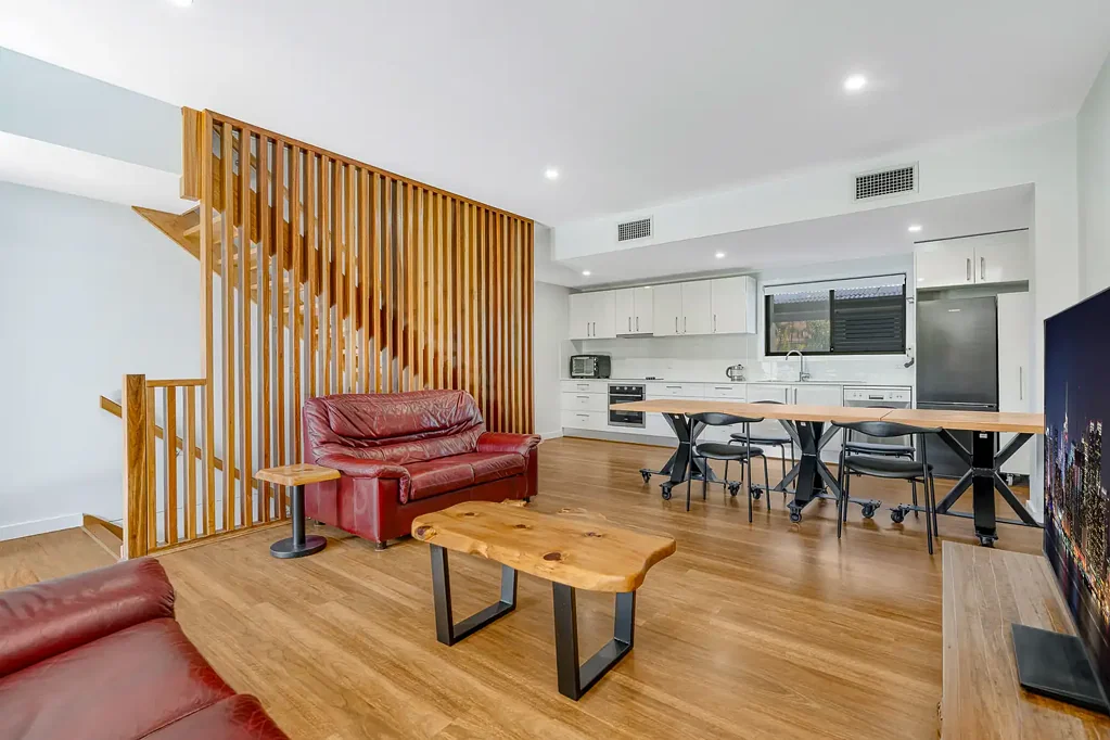 Wooloowin 3房 建筑师设计联排 三层宽敞空间 现代装修石材台面 开放式起居区 全屋木地板 便利交通购物 Contemporary Tri-Level Living in a Convenient Wooloowin Location