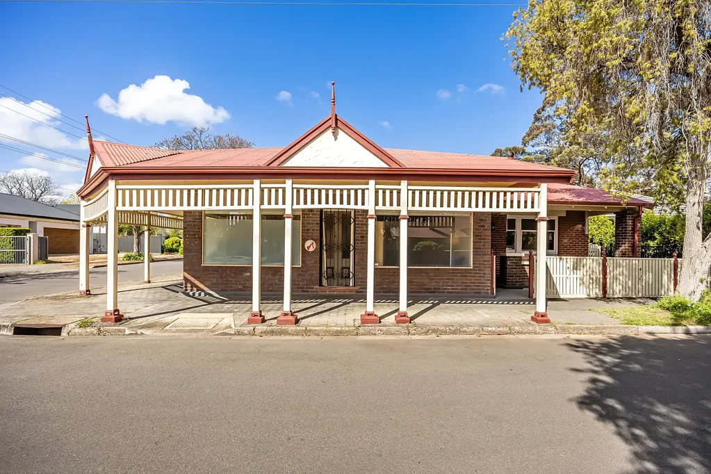 Lower Mitcham 4ਬੈੱਡਰੂਮ A curious piece of Lower Mitcham history with a special home behind It.