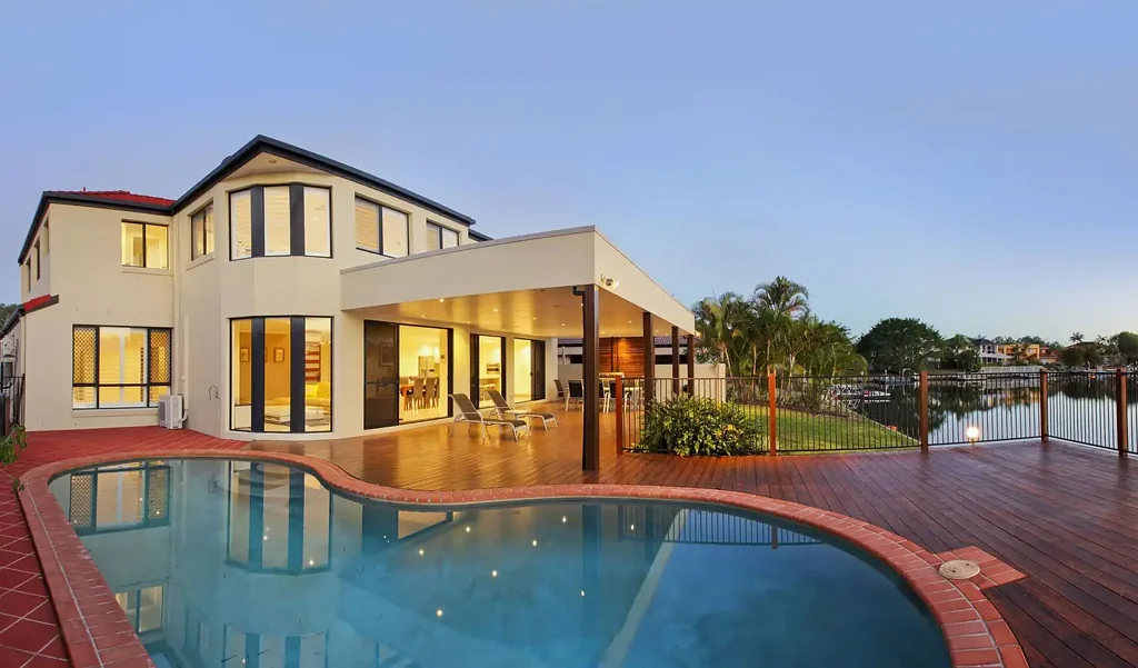 Helensvale 5房  Timeless luxury in a premier waterfront location.