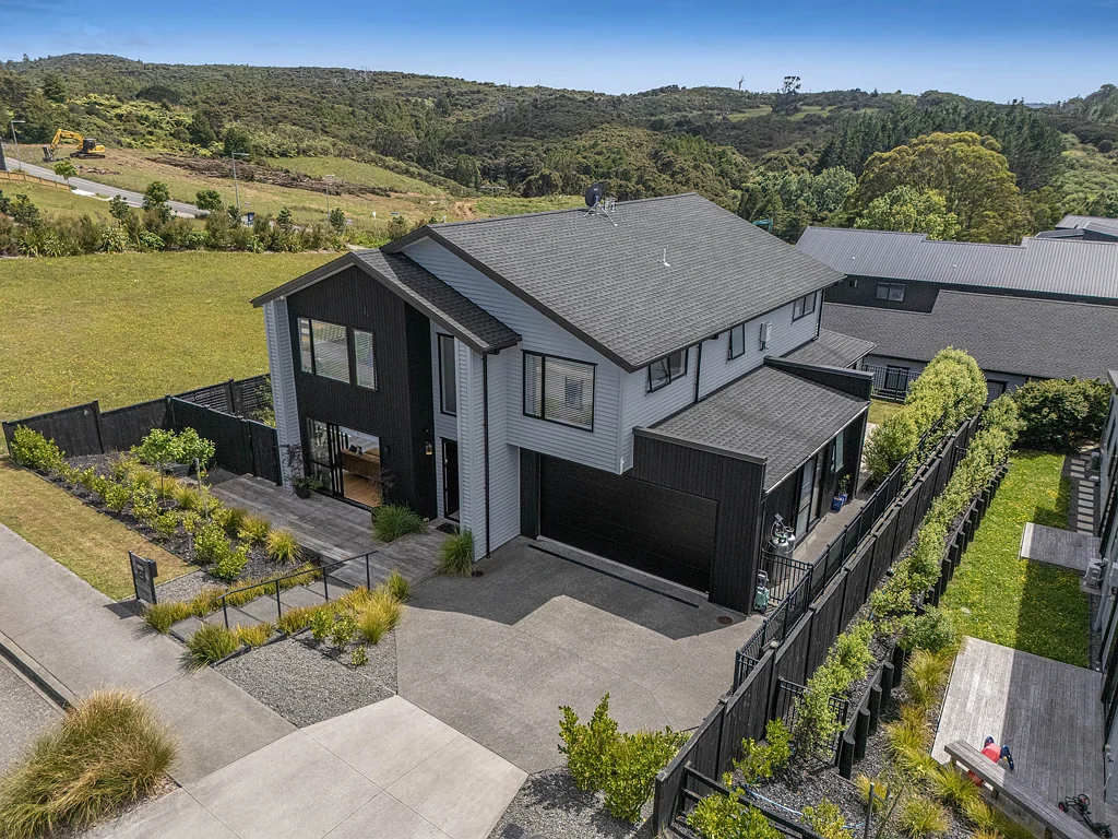 Wainui 5房 精心设计的双层住宅！666m²地块，宽敞露台+景观花园，机不可失！ Multi-Generational Luxury, Inside & Out