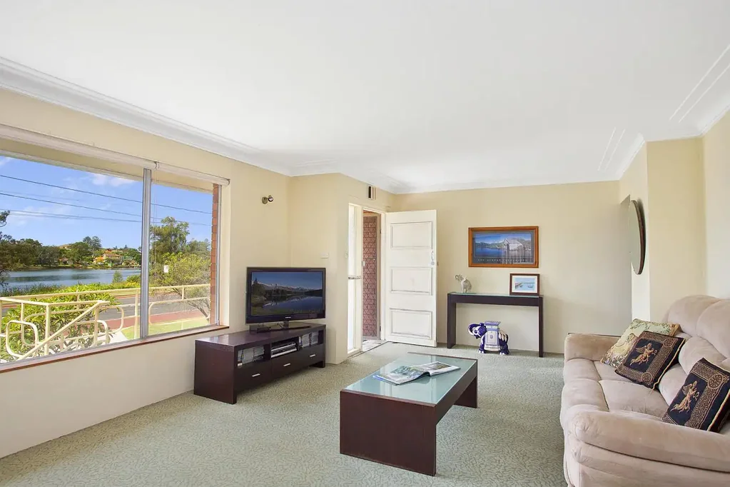 North Narrabeen 4房 湖畔双层居住潜力，坐拥全景视野 Lakefront Dual-Living Potential with Panoramic Views