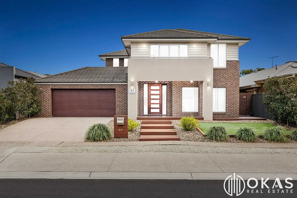Tarneit 5Phòng ngủ Stunner with East frontage / 735sqm Land / Metricon Built & that too in Seasons Estate!!!