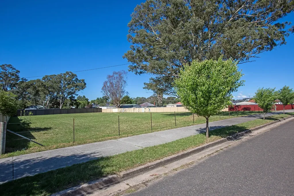 Marulan A huge block, only 200m from town!