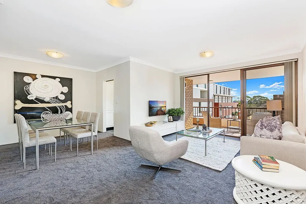 Neutral Bay 2房 宽敞两居 采光极佳 北向阳台 开放布局 更新厨房 主卧套间 地下车库 静谧绿洲 便利生活 Private North-Facing Retreat with Light-Filled Interiors in the Heart of Neutral Bay