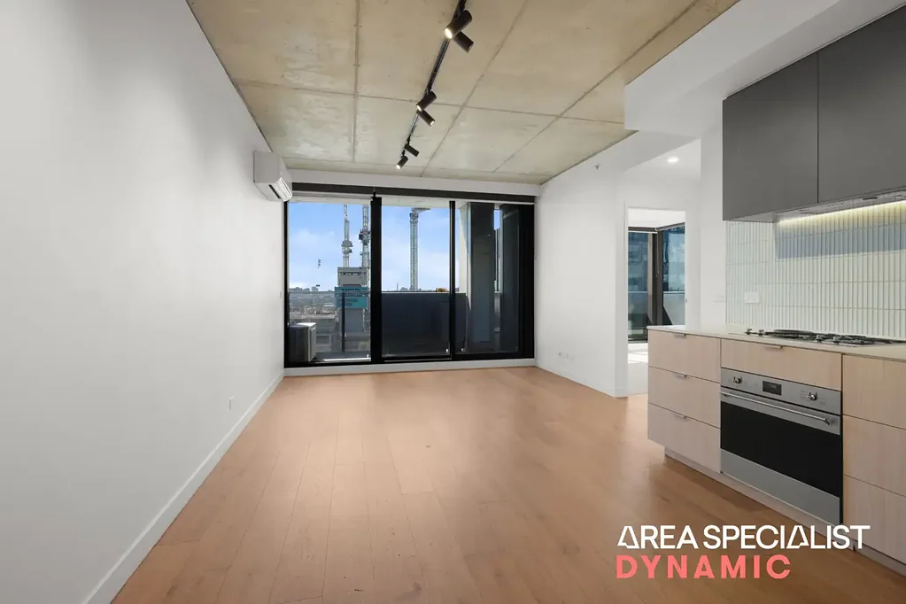Prime Modern Living In Fantastic Location!