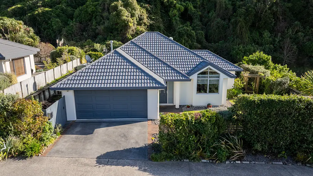 Churton Park 4Moenga Spacious Living in the Heart of Churton Park