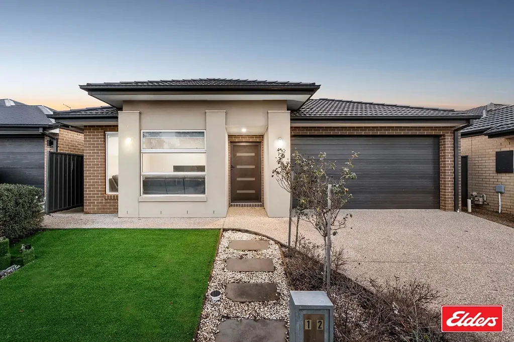 Werribee 4Kwarto East-Facing Family Home on Approx. 400m² with Multiple Living Areas!!