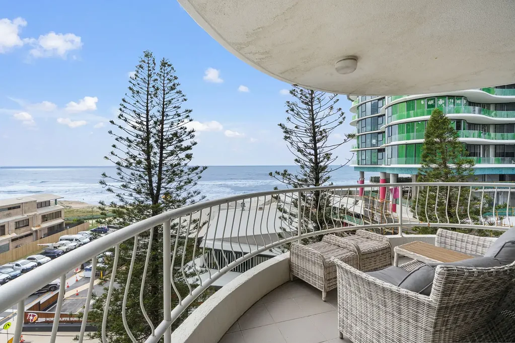 Surfers Paradise 2房  Uninterrupted Ocean Views | Fully Renovated Luxury Residence in 'Acapulco'