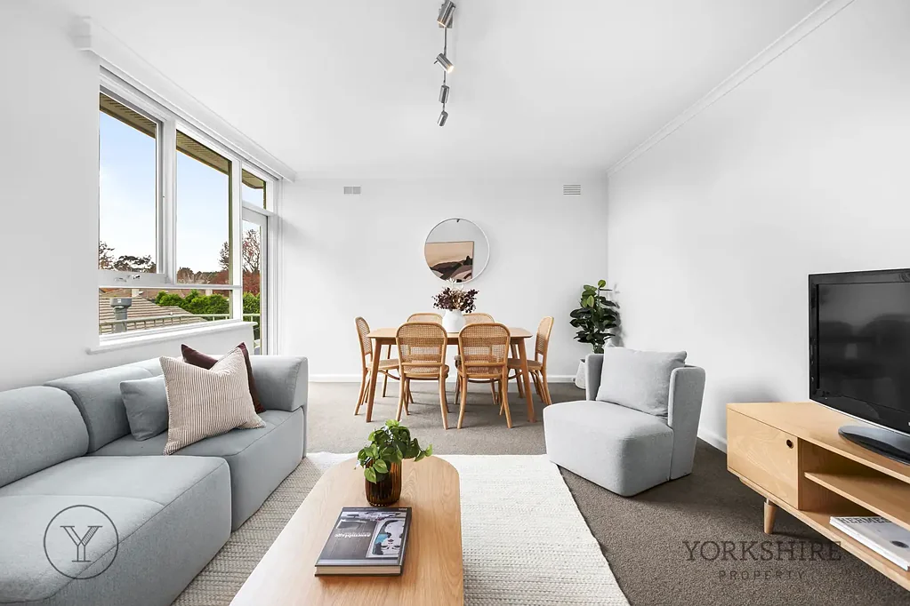 St Kilda East 2房 阳光充足宽敞二楼公寓
维护良好十二户公寓楼
明亮设备齐全厨房
宽敞客厅餐厅落地窗
带内置衣柜卧室
安全暖/冷空调储物间
绿树环绕景观
步行至Greenmeadows花园
周围学校交通购物餐饮 North Facing Gem