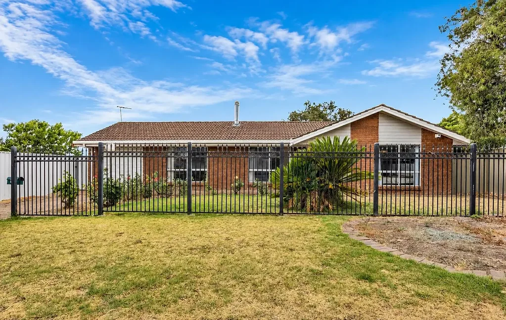 Relaxed Coastal Living, Fully Furnished & Ready to Enjoy