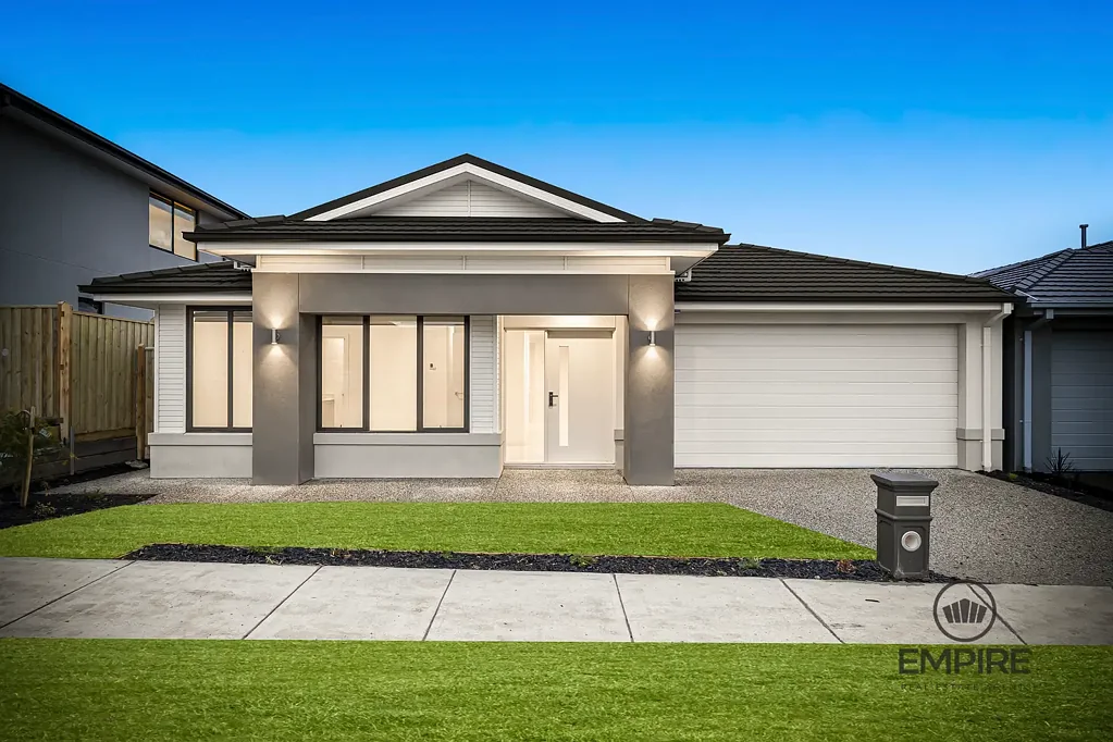 Clyde North 4房  Carlisle Modern Family Entertainer! Brand New!
